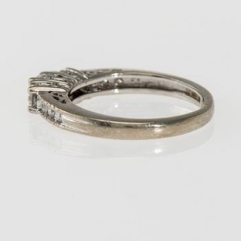 RING, 14K vitguld, briljantslipade diamanter tot. ca 0,50 ct. Vikt 3,6 g.