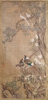 1538. RULLMÅLNING med KALLIGRAFI, Qing dynastin, troligen 1800-tal. Fåglar i blommande trädgård.
