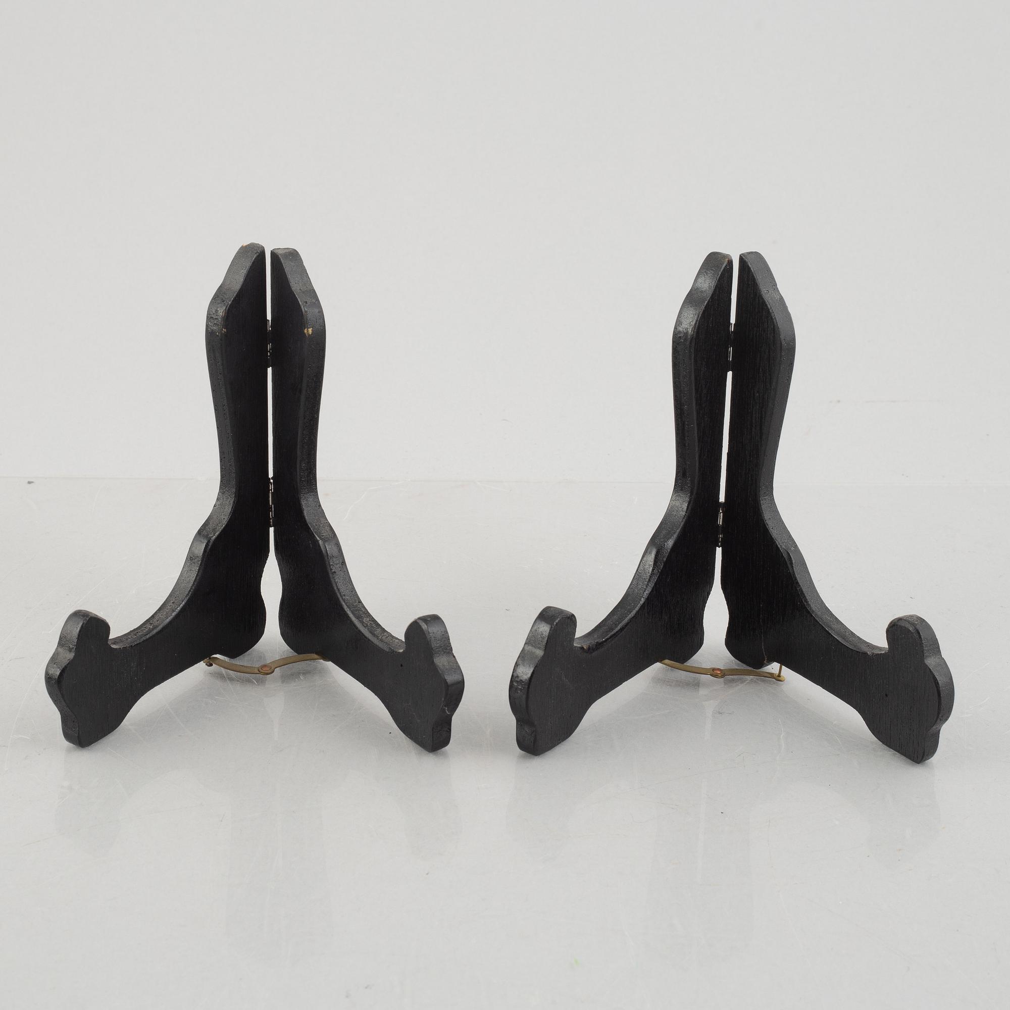 Two similar Chinese porcelain chargers, Jiaqing (1796-1820).