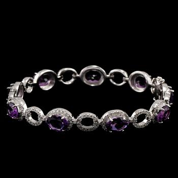 An amethyst bracelet, 10.53 cts with brilliant cut diamonds, tot. 2.07 cts.