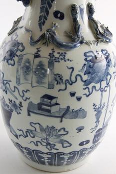URNOR, ett par, porslin, Kina, 1800/1900-tal.