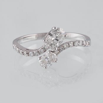 RING, 18K vitguld med 2 ovalslipade samt 16 briljantslipade diamanter ca 0.75 c. Vikt 2,0 gram.