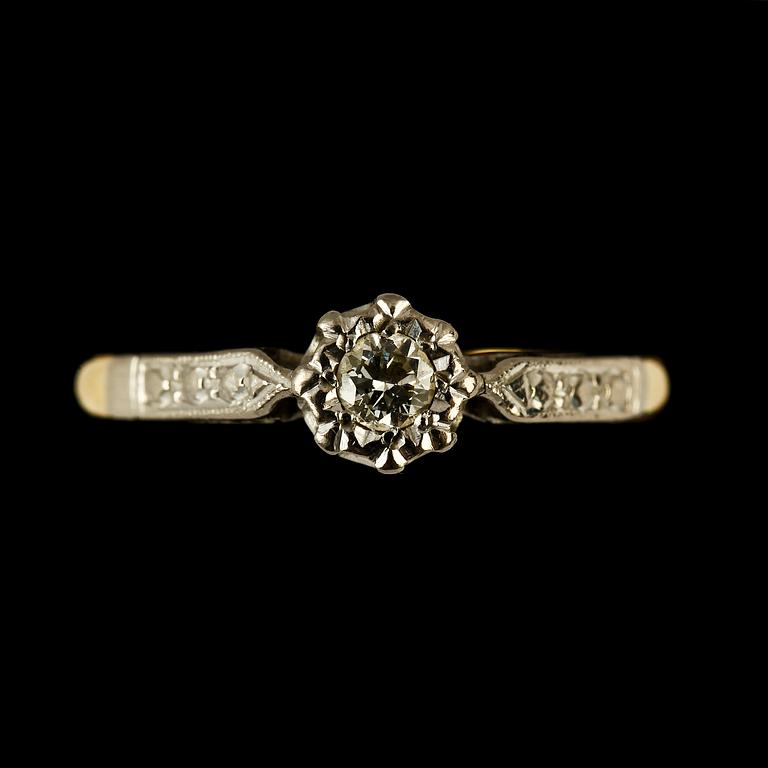RINGAR, 2 st, 18k guld med diamanter, tot 0.25 ct. Vikt 6 g.