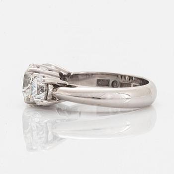 An 18K white gold ring set with round brilliant-cut diamonds.