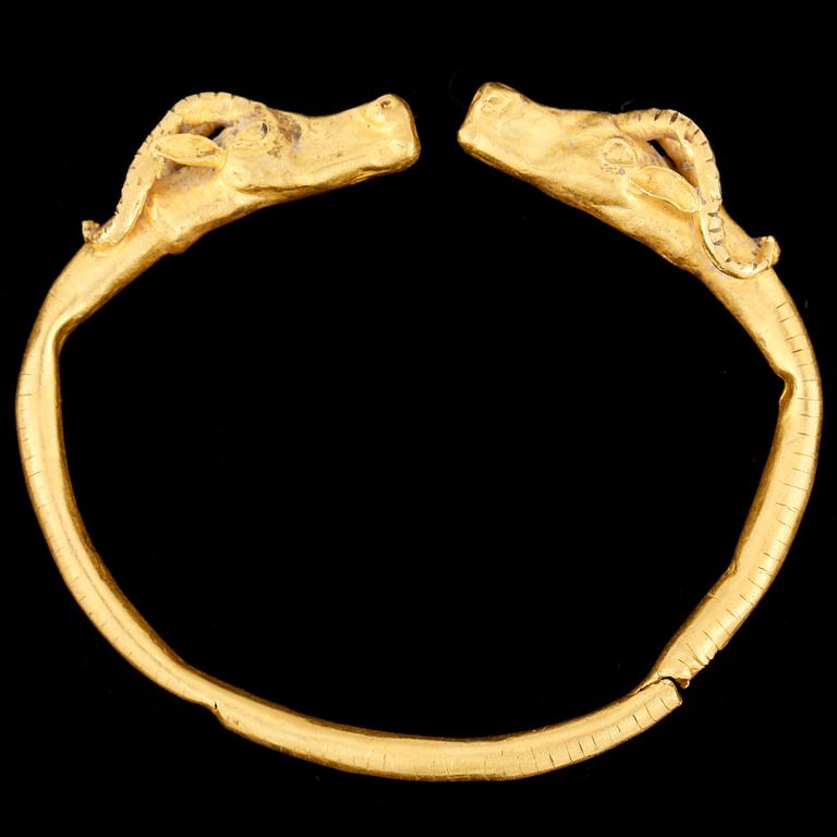 ARMRING, guld, forntida, Medelhavsområdet. Vikt ca 15 gram.