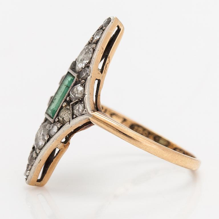 An 18K gold ring with an emerald and diamonds ca. 0.68 ct in total. A Tillander, Helsinki 1922.