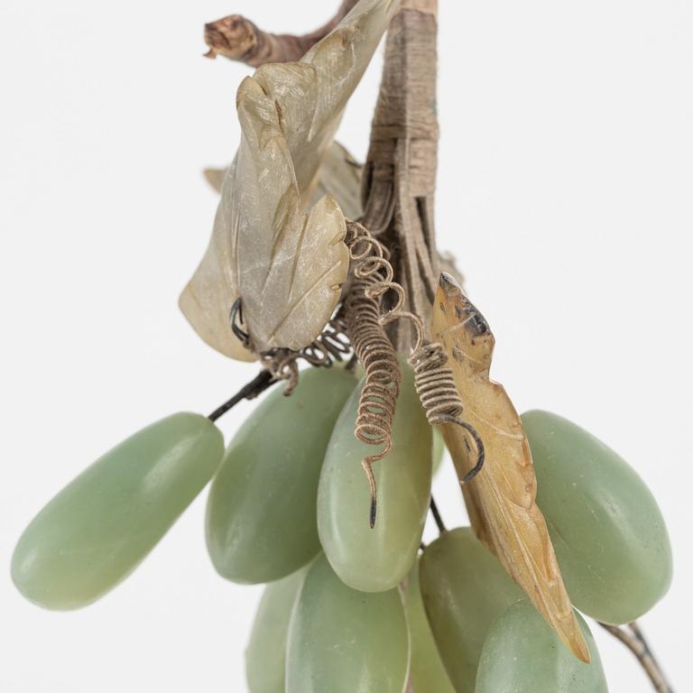 A set of eight decorative grapes in the material nephrite, quarts, amethyst.