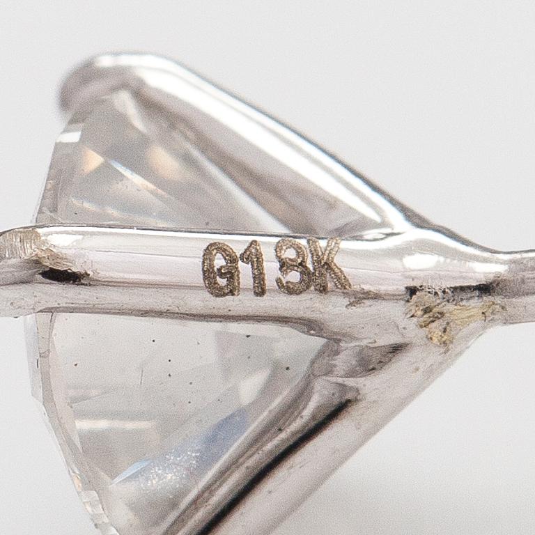 A pair of 18K white gold earrings with diamonds ca. 1.02 ct in total. AIG certificate.
