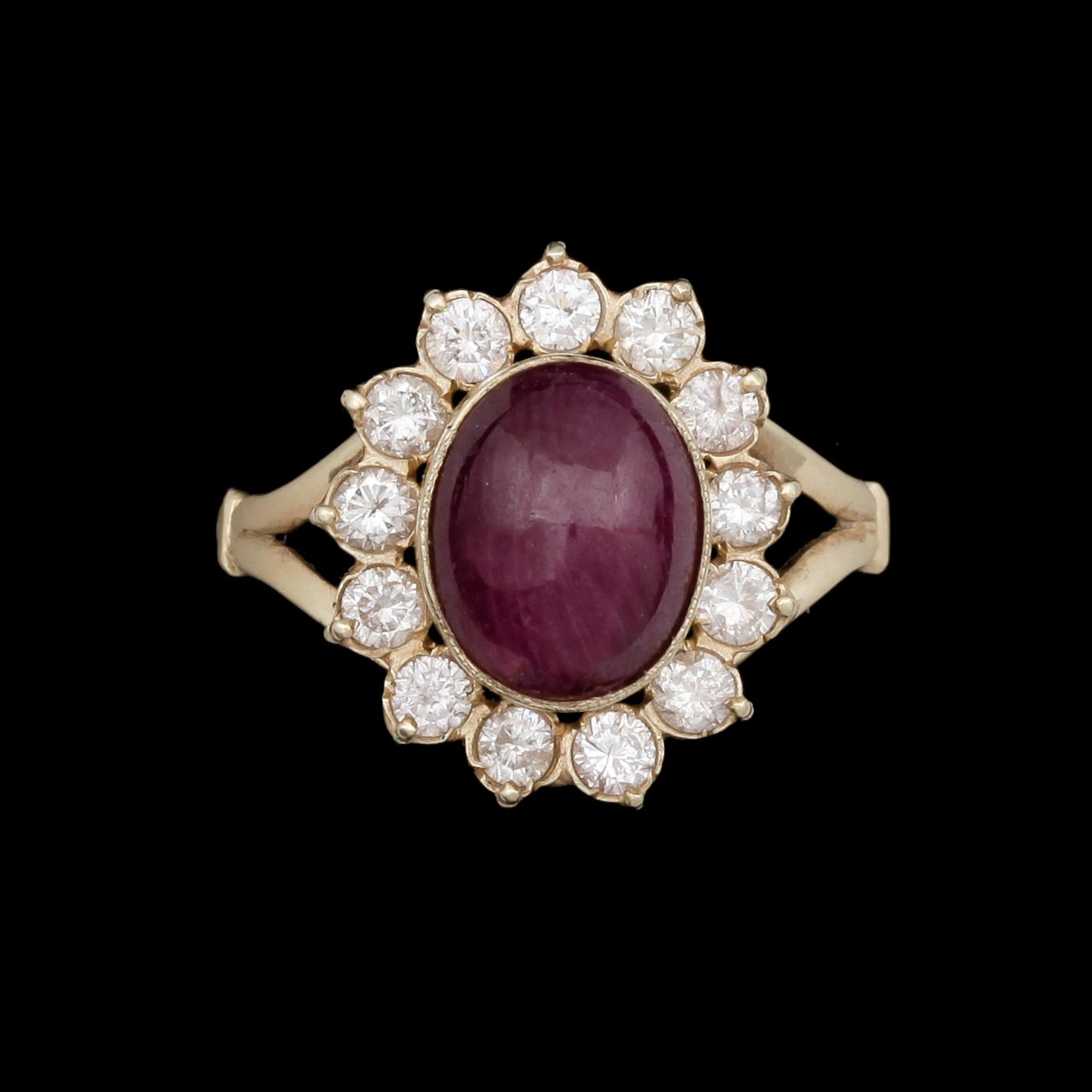 RING, guld 14k med cabochonslipad rubin, 4,5 ct samt 13 briljantslipade diamanter, tot ca 1,04 ct. 1900-tal Vikt ca 6 g.