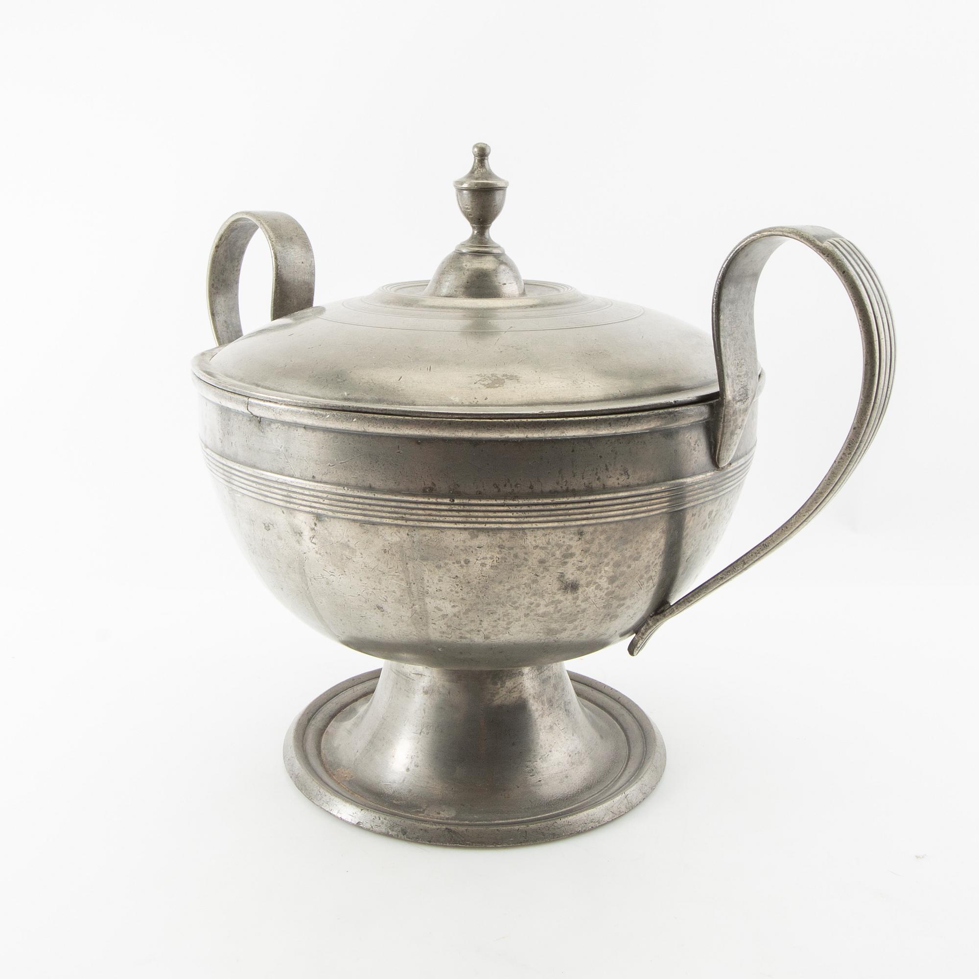 Tureen with lid, second half of the 1800s, possibly Germany.