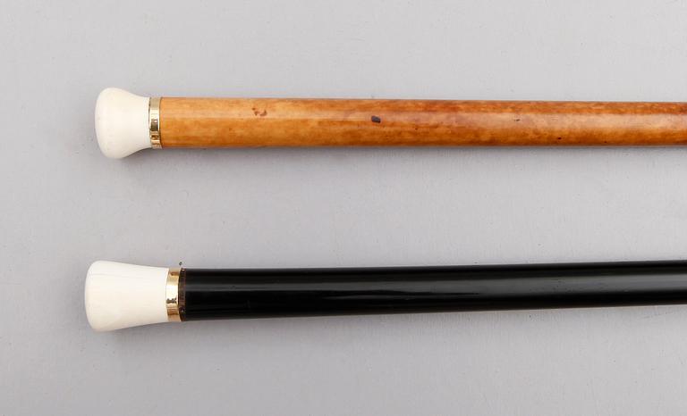 PROMENADKÄPPAR, 2 st, med detaljer 14 k guld, omkring år 1900.