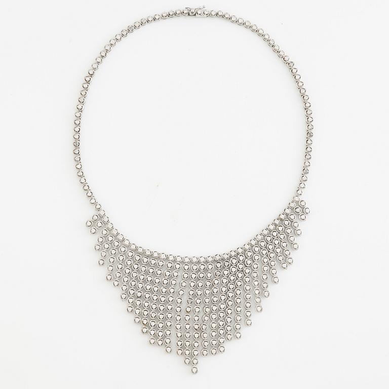 Collier 18K vitguld med briljantslipade diamanter.