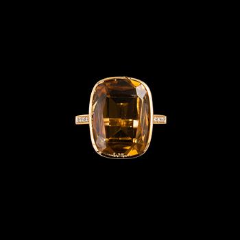 383. RING, citrin, briljantslipade diamanter ca 0.12 ct. 18K guld T. Tillander 2007. Storlek 17, vikt 6 g.