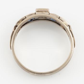 Ring 18K vitguld med safirer och briljantslipade diamanter.