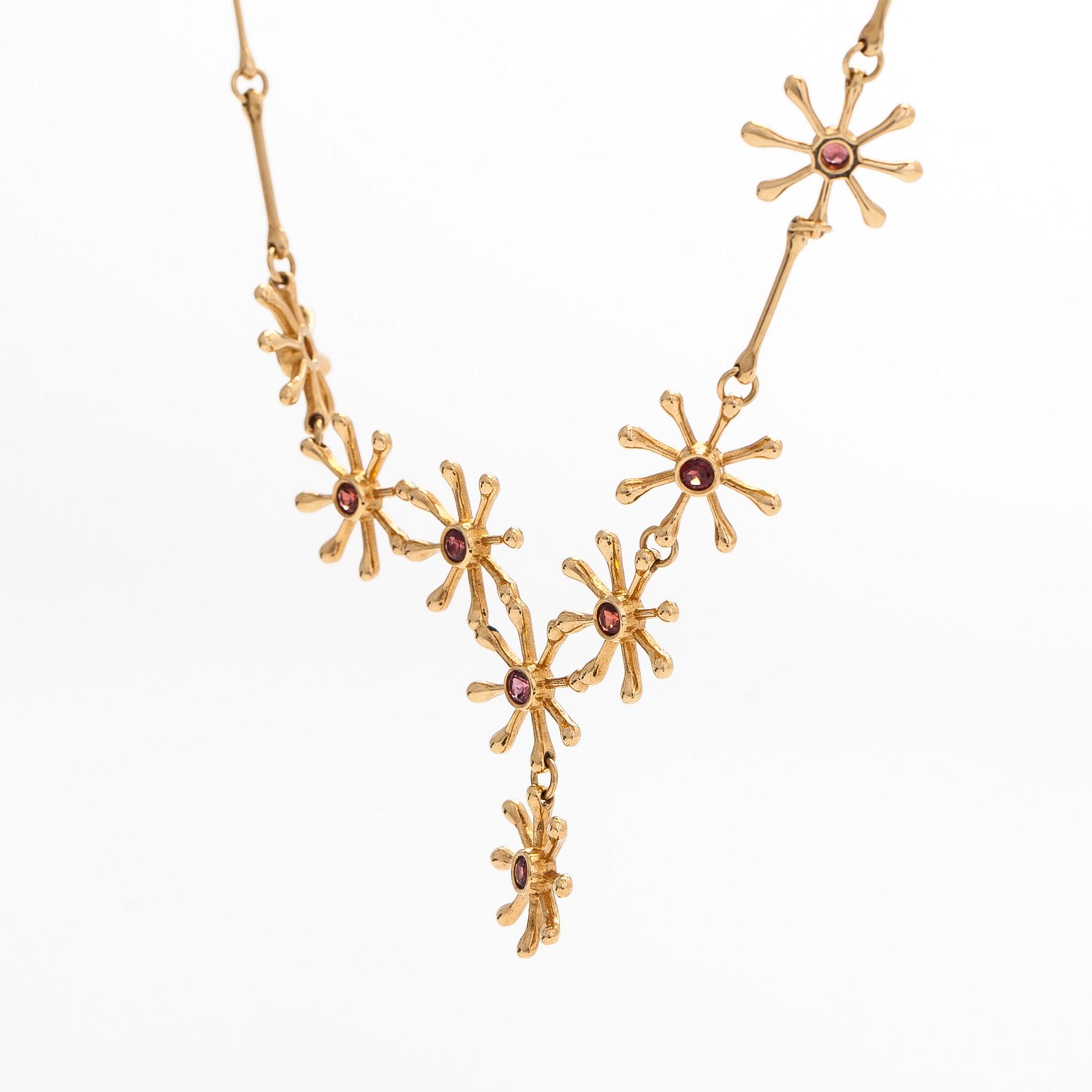 Kirsti Doukas, halsband, "Pohjantähti", 18K guld och granater, Kalevala Koru, Helsingfors 2006. Numrerad 86/200.