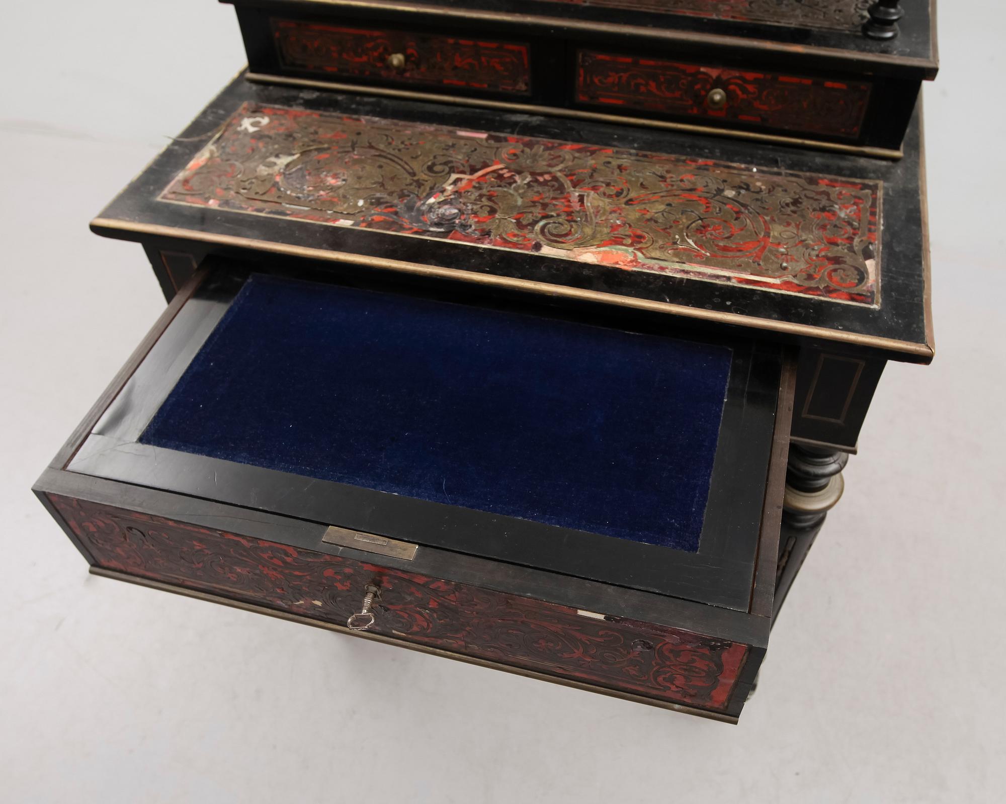 SKRIVBORD MED UPPSATS, Frankrike, s k Boullearbete, 1800-talets andra hälft.