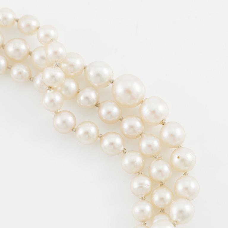 Armband tre rader odlade pärlor.