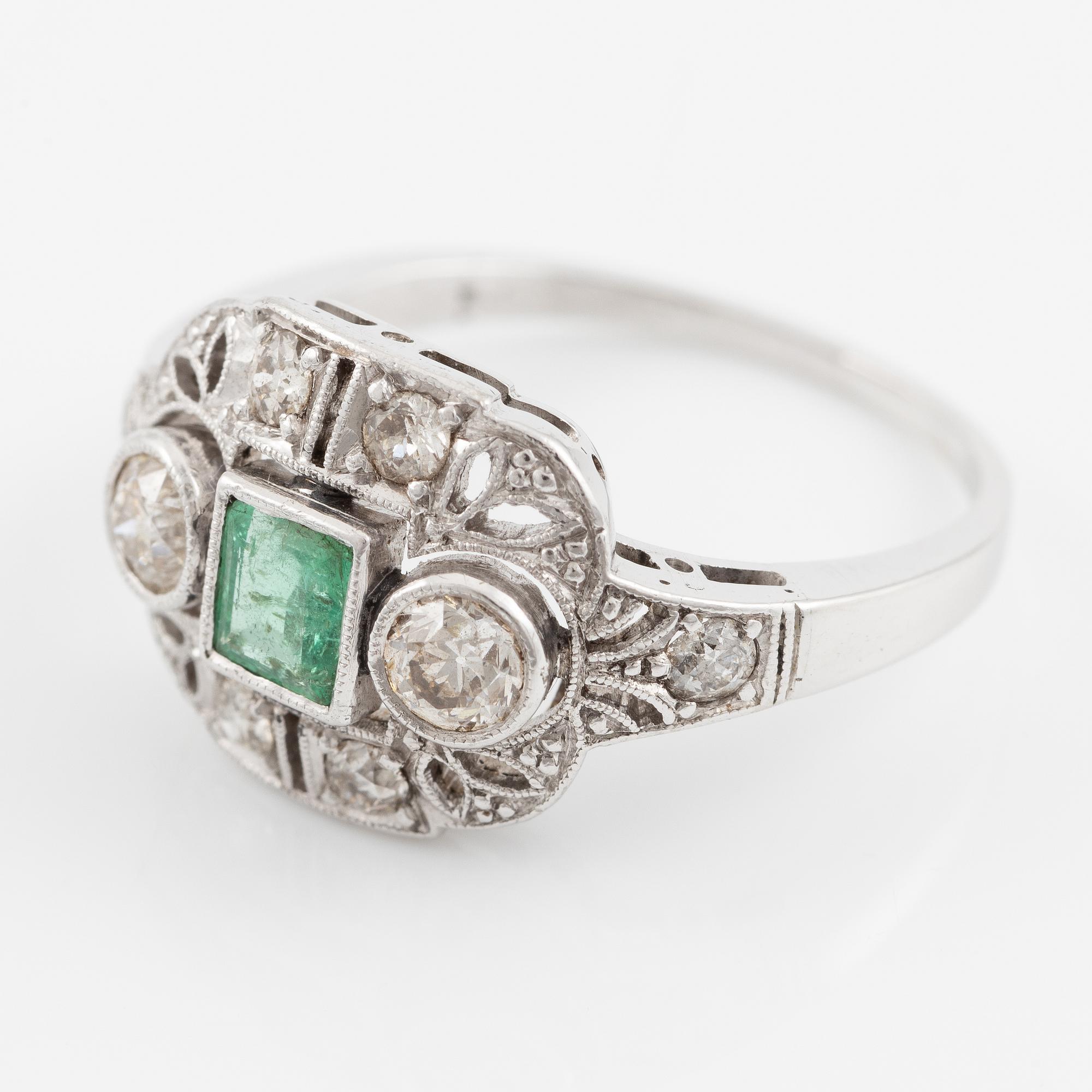 Ring 14K guld med en fasettslipad smaragd och gammalslipade diamanter.