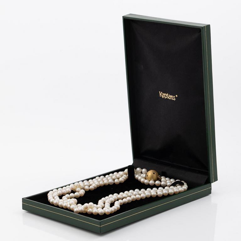 Cultured pearl necklace with an 18K gold clasp set with stones in various colours.