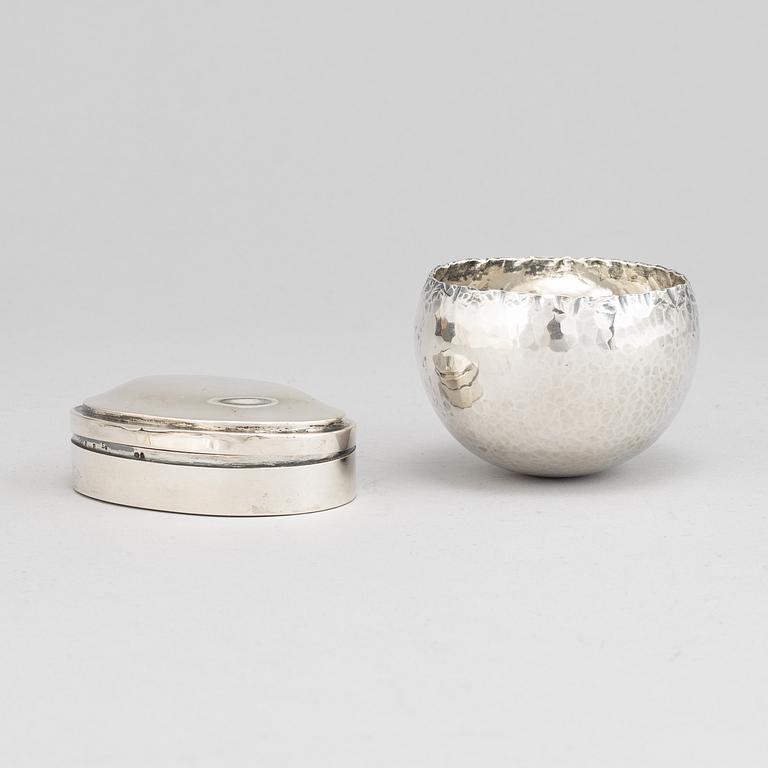 A Ray Urban silver tumbler and a 20th century parcel-gilt silver snuff box, with Swedish import marks.