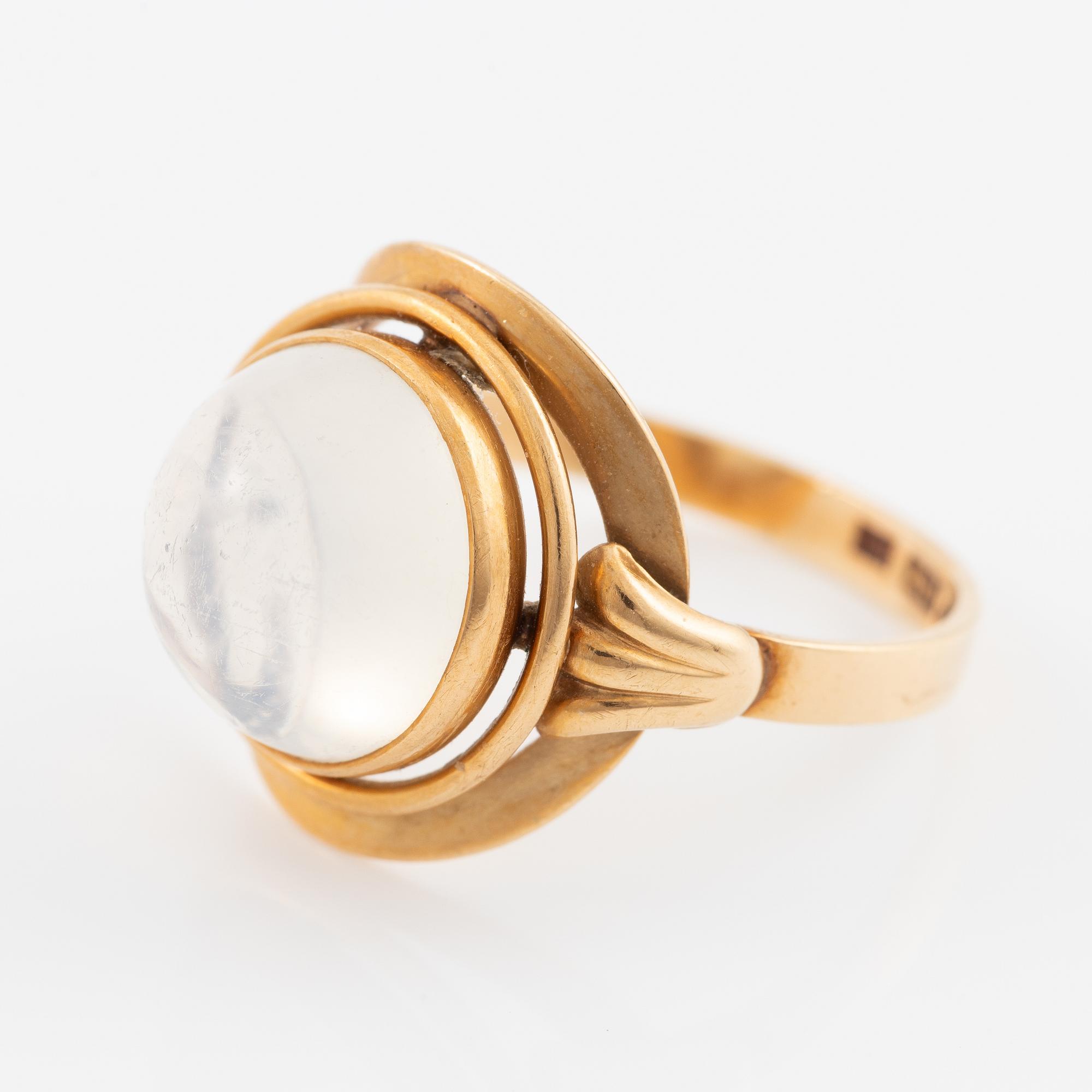 Ring, 18K guld med månsten.
