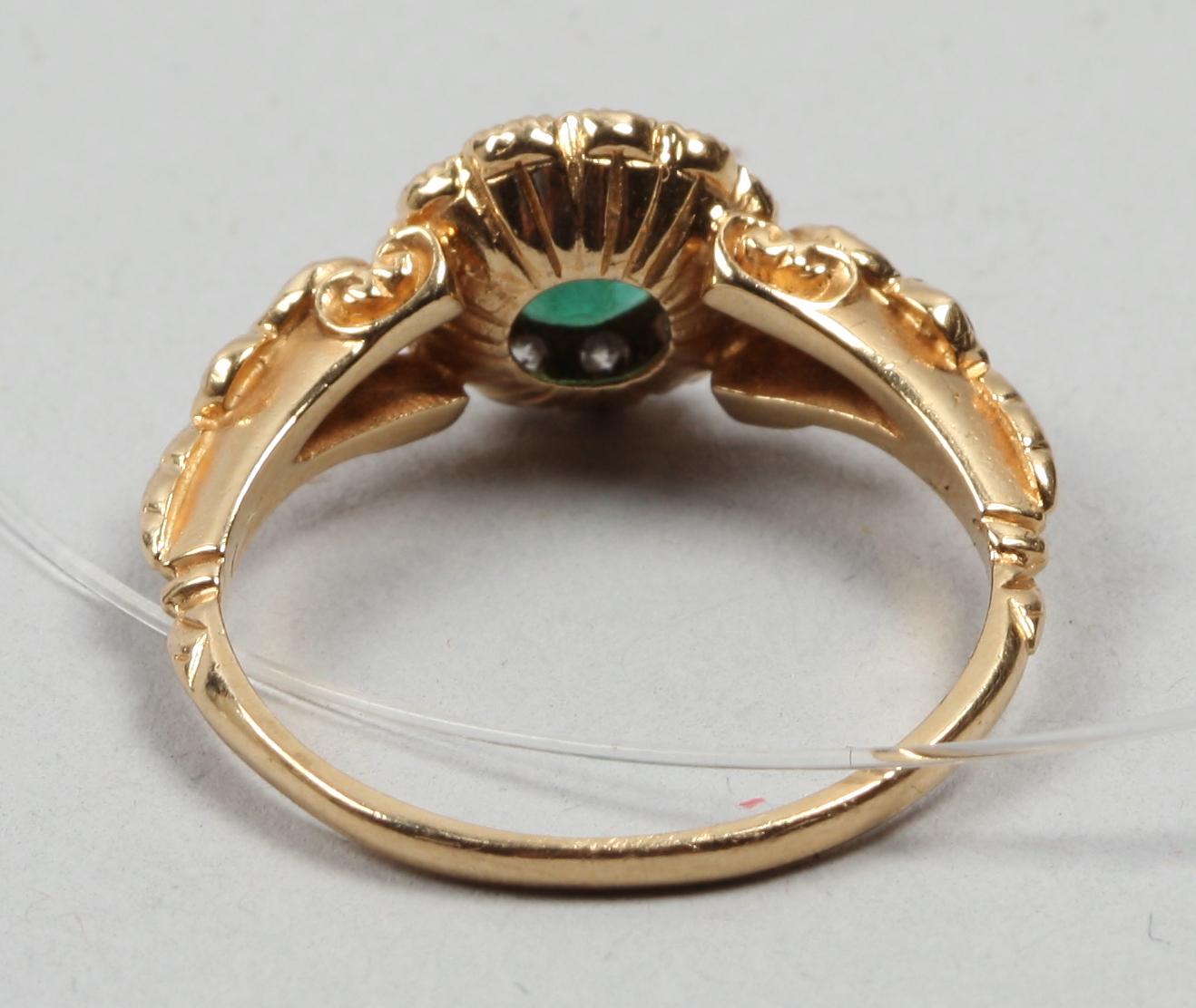 RING, guld och smaragd och diamanter.