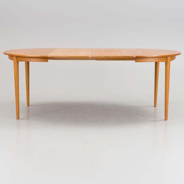 An oak dinner table and four chairs, 1950´/60´s.