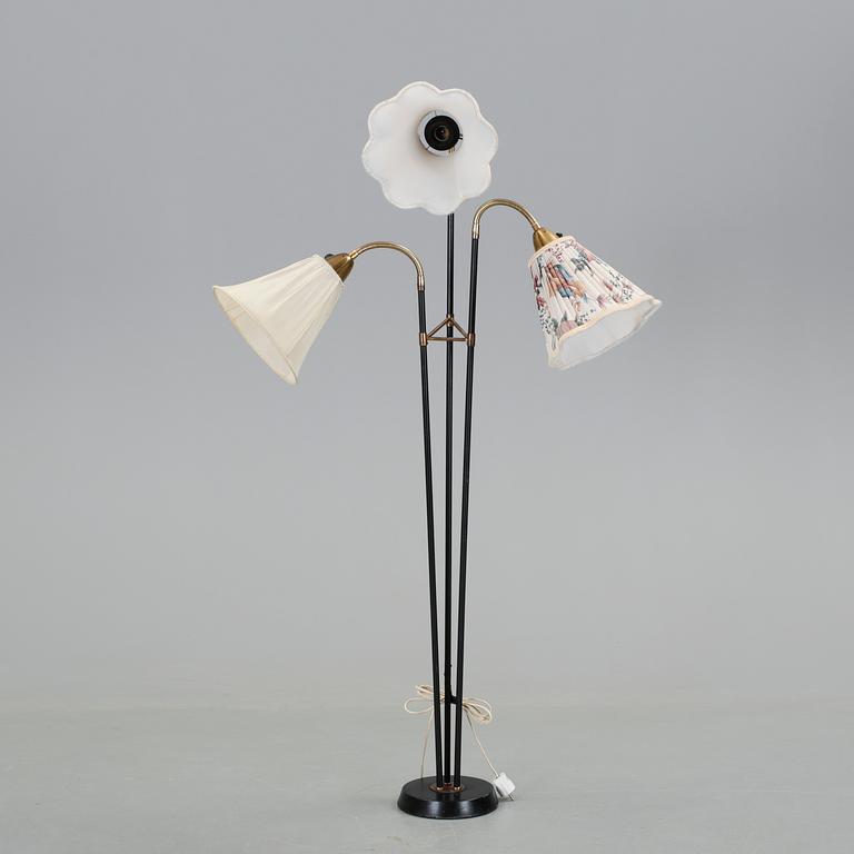 GOLVLAMPA, svartlackerat stål och mässing, 1950-tal.