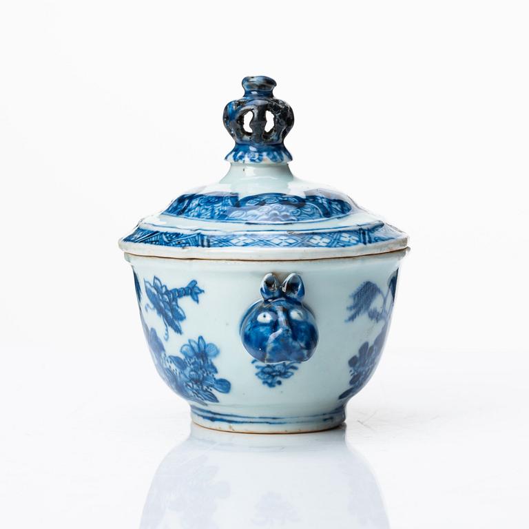 A blue and white tureen with cover, Qing dynasty, Qianlong (1736-95).