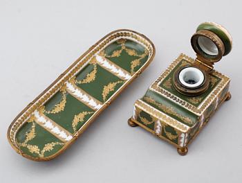 PENSTÄLL OCH BLÄCKHORN, porslin, Sèvres, Frankrike, 1800-/1900-tal.