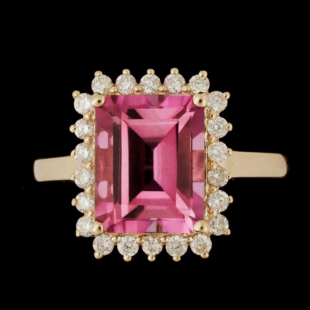 RING, 14k guld med smaragdslipad rosa topas, ca 4,22 ct krans av 22 briljantslipade diamanter tot ca 0,32ct. Vikt ca4,3g.