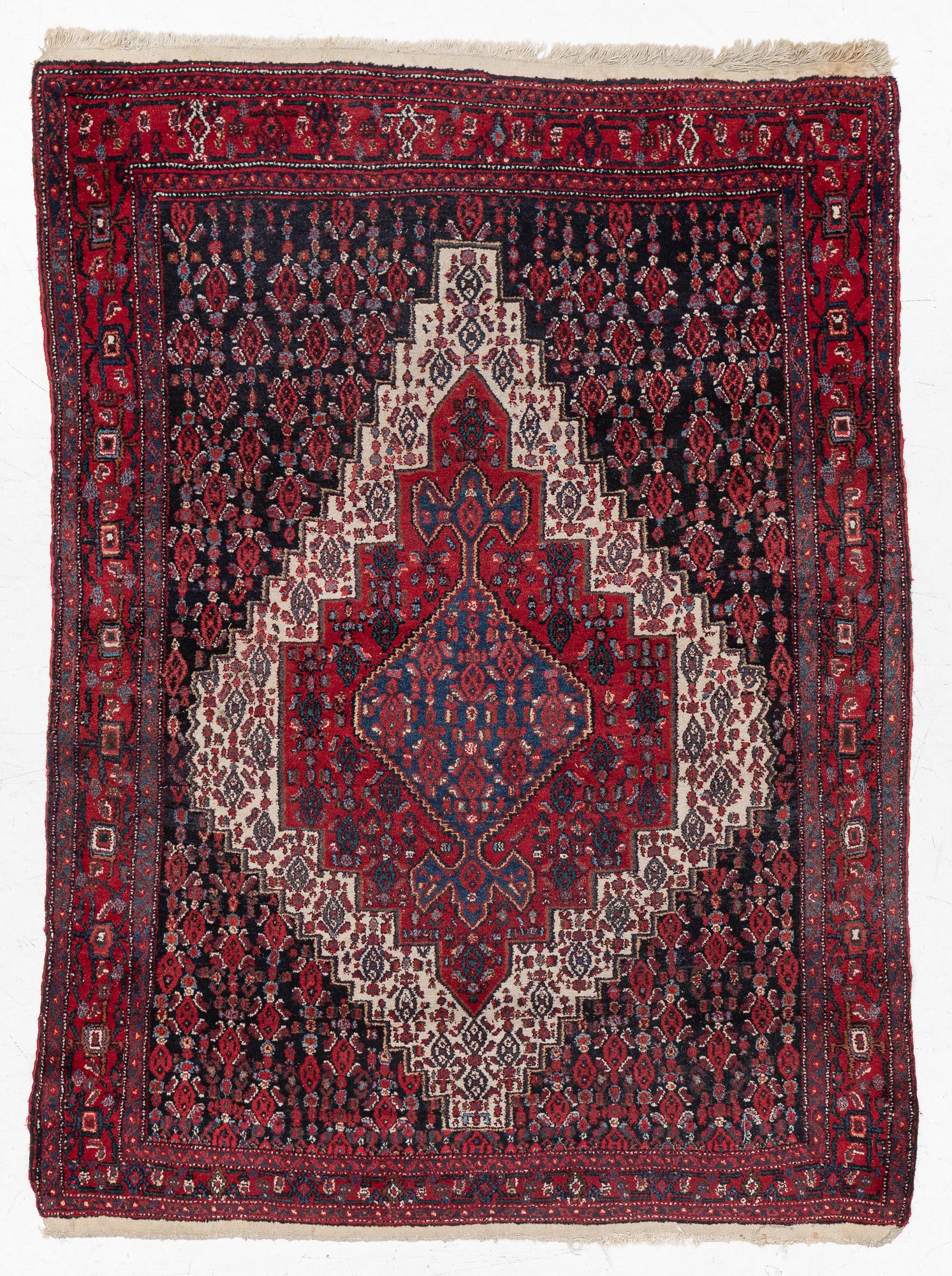 A Senneh rug, c. 200 x 150 cm.