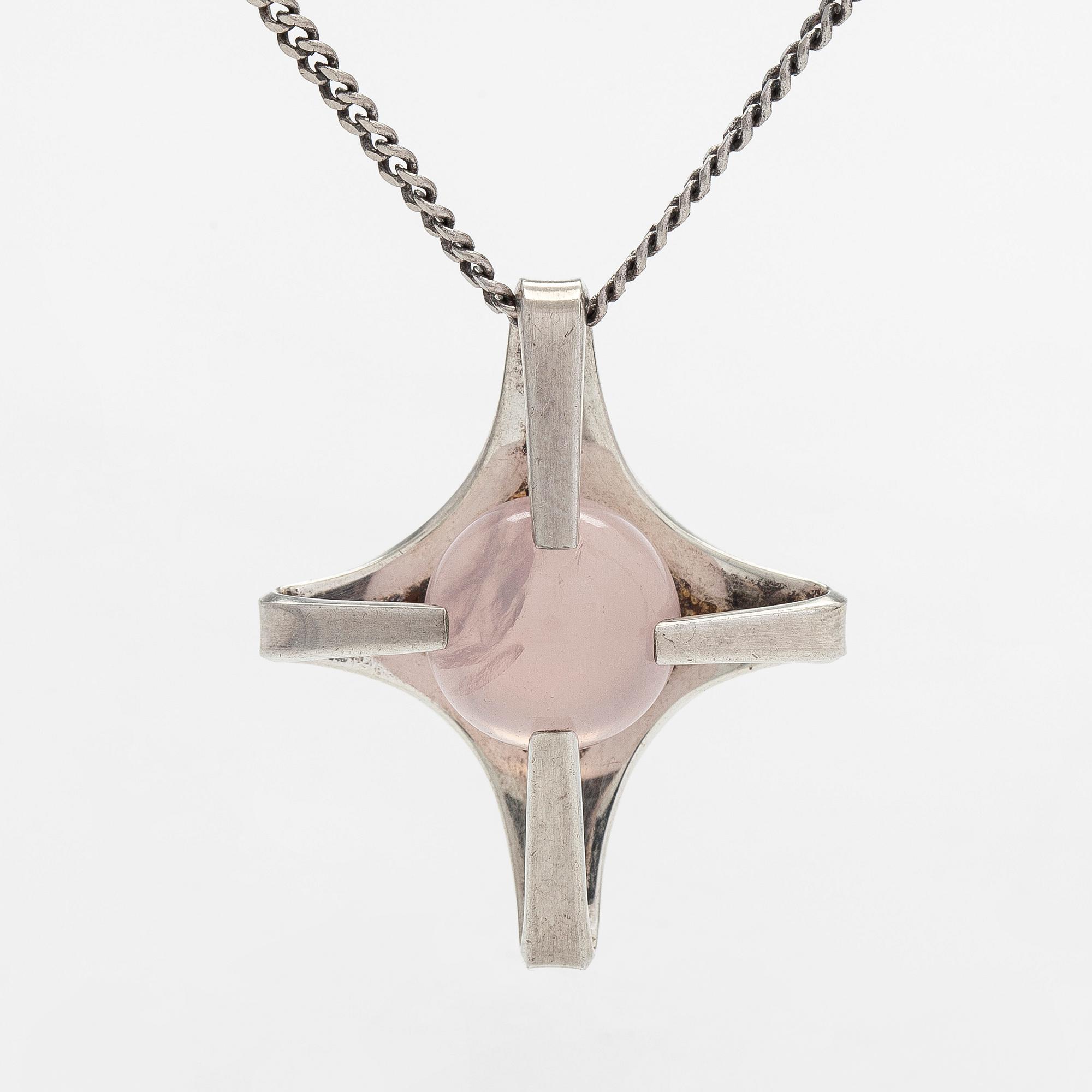 Elis Kauppi, riipus, hopea ja ruusukvartsi, Kupittaan Kulta, Turku 1966, ketju sterlinghopeaa.