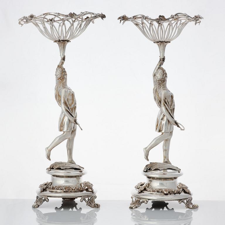 Gustaf Möllenborg, praktskålar, ett par lika, silver, Stockholm 1832. Nyrokoko.