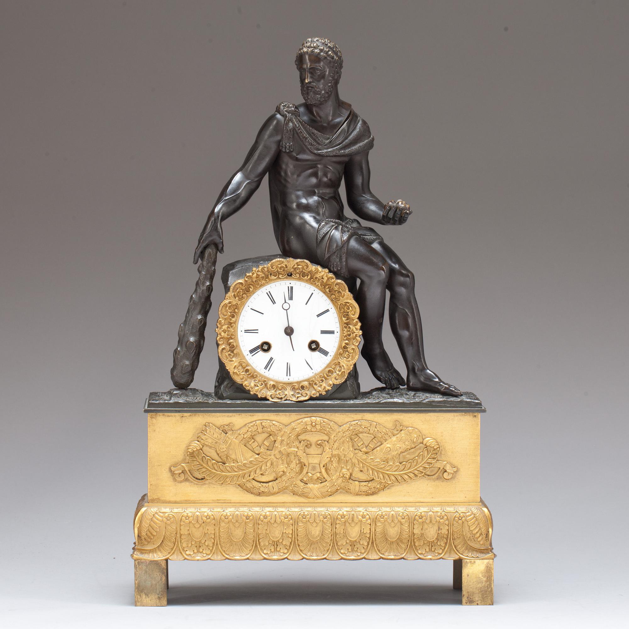 BORDSPENDYL. Empire, 1800-talets början.