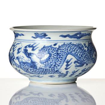 A blue and white four clawed dragon censer, Transition, 17th century.