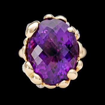 RING, fantasislipad ametist med briljantslipade diamanter, tot. ca 0.20 ct.