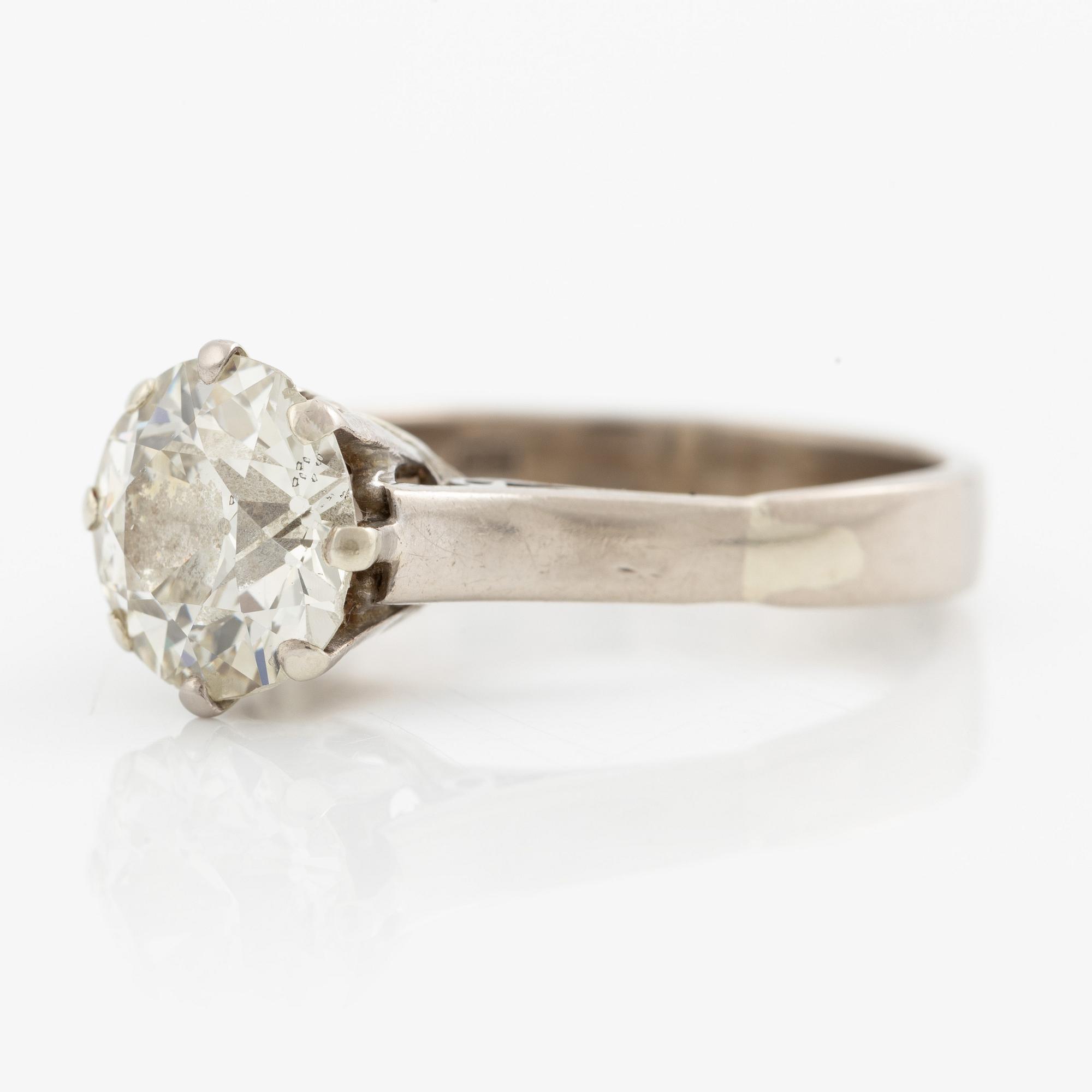 Ring in 18K white gold set with an old-cut diamond weighing 2.63 ct.