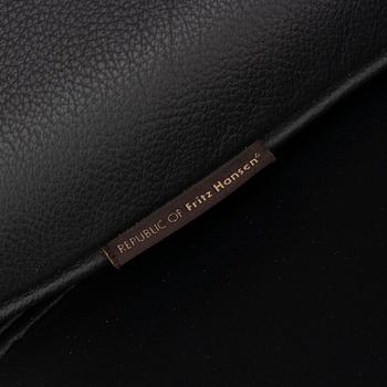 Arne Jacobsen, fåtölj med fotpall, "Ägget", Fritz Hansen, Danmark, 2016.