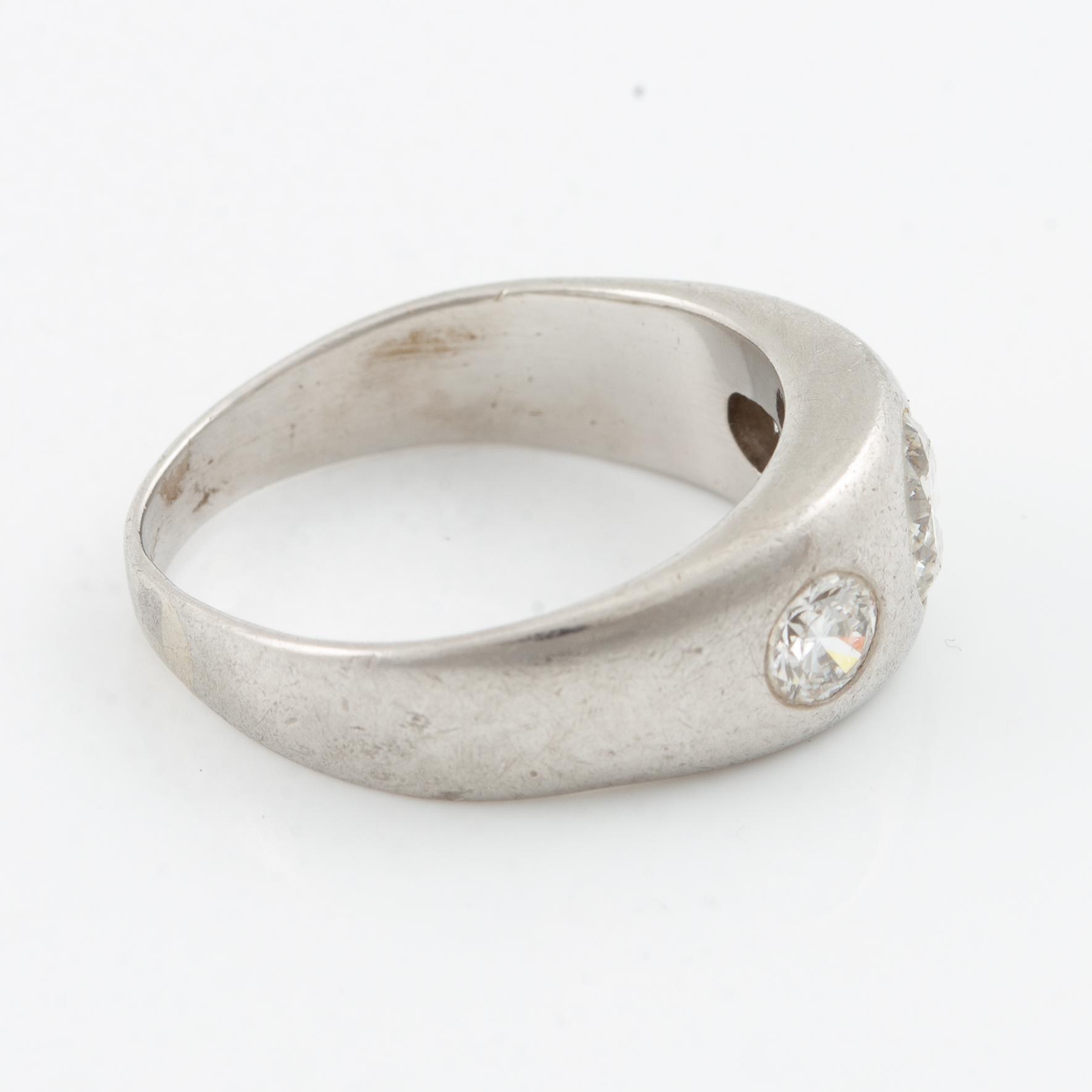 Ring, signet ring, platinum and three brilliant-cut diamonds.