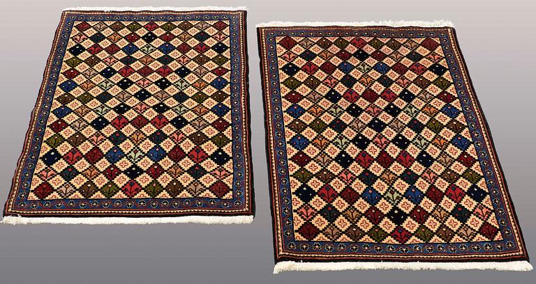 Two Sarouk rugs, ca 105 x 75 resp 101 x 70 cm.