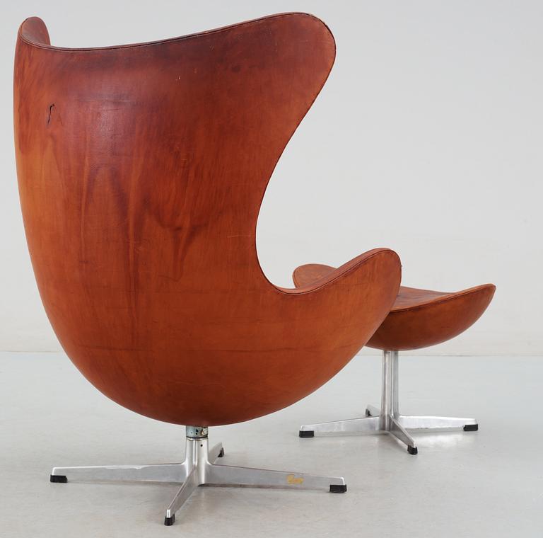 ARNE JACOBSEN, fåtölj, "Ägget" med fotpall, Fritz Hansen, Danmark 1965 och -63.