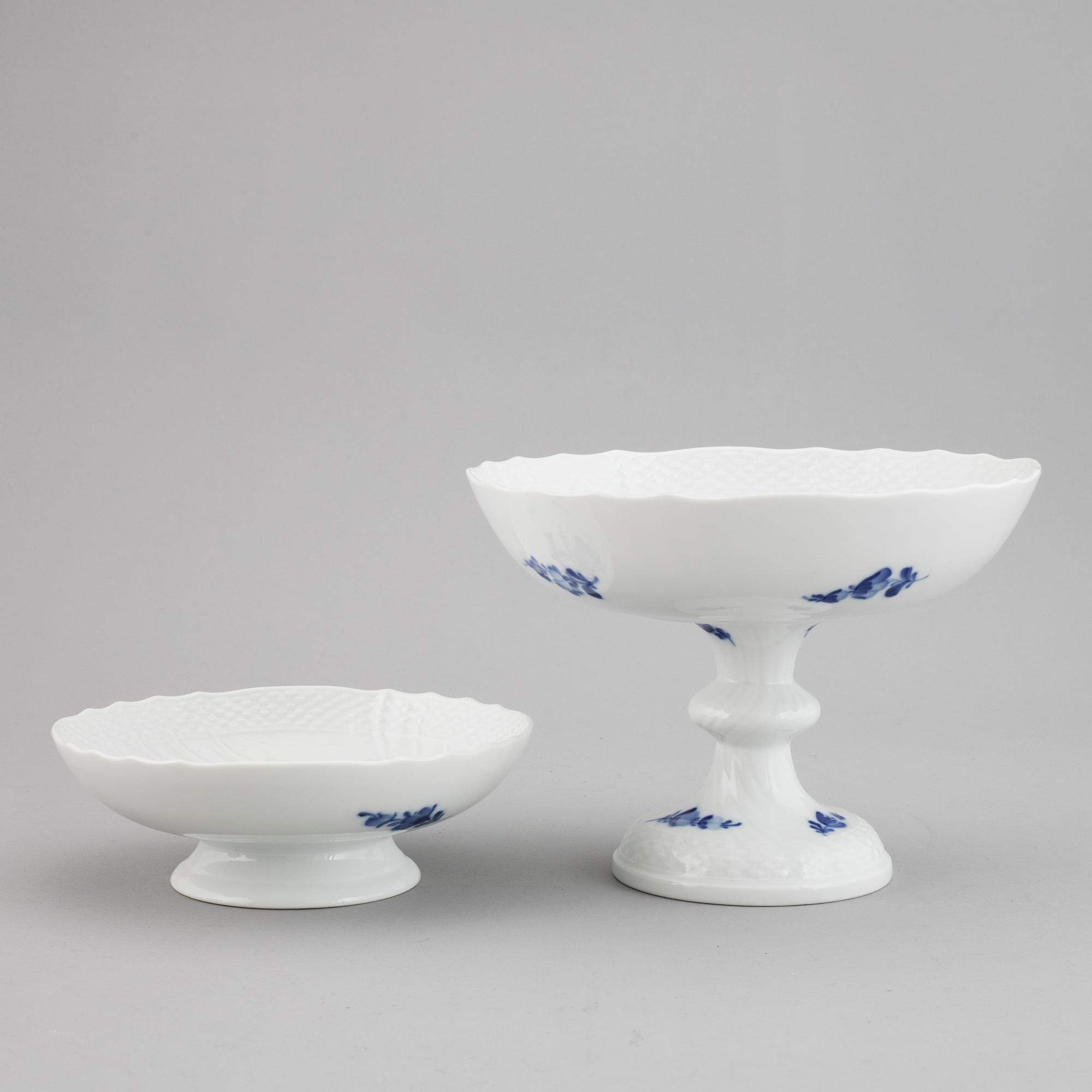 A 35-piece Royal Copenhagen "Blå blomst" porcelain coffee service, Denmark, 20th Century.