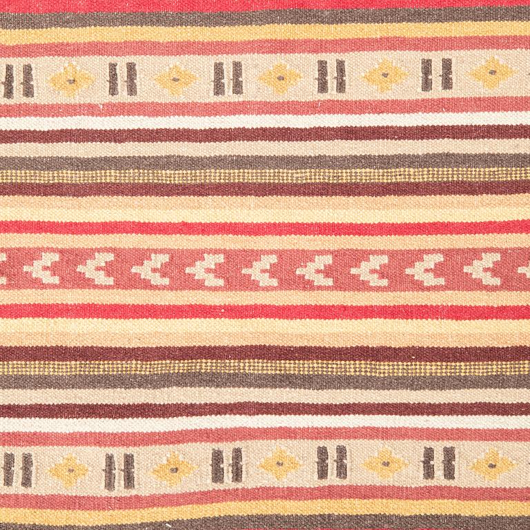 A Kilim runner carpet, ca. 304 x 99 cm.