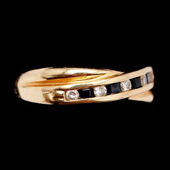 RING, 18 k guld, med 5 små briljanter och 4 safirer. Vikt ca 3 g.