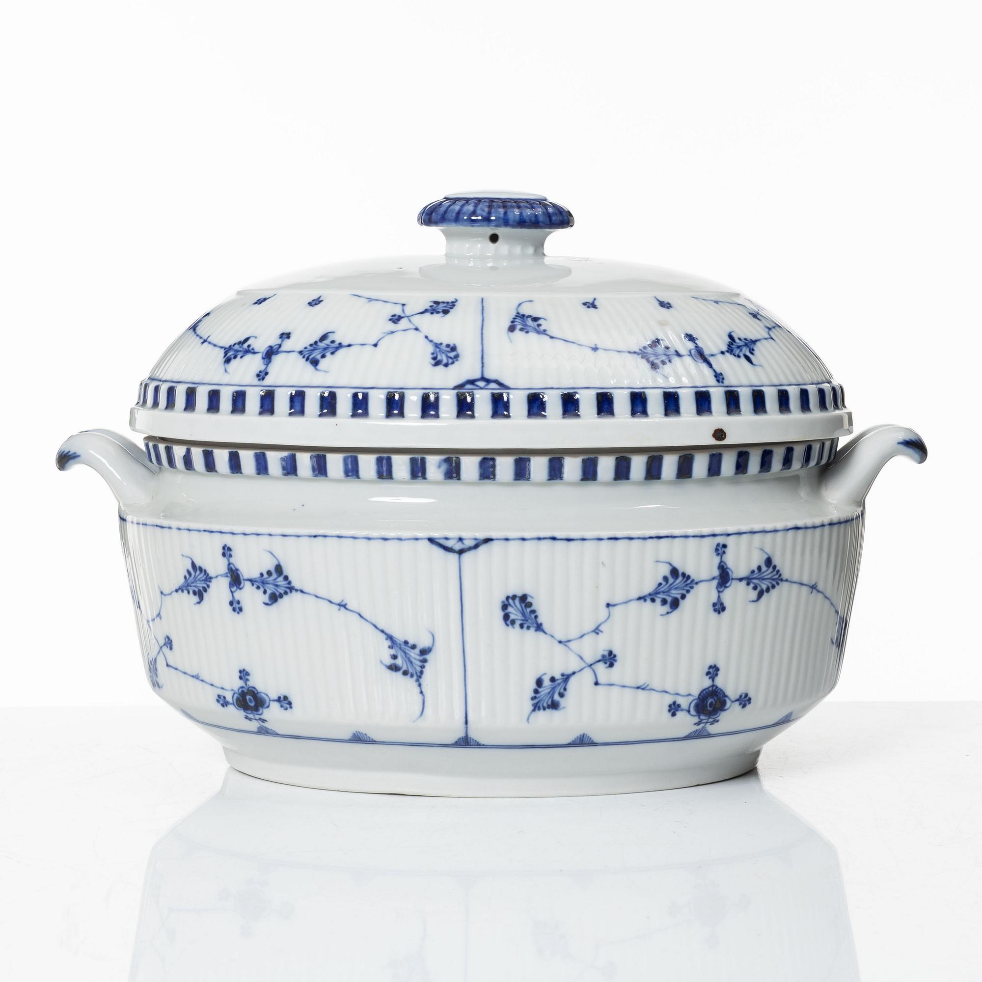 Terrin med lock, porslin, Royal Copenhagen, "Musselmalet", tidig modell, 1800-tal.