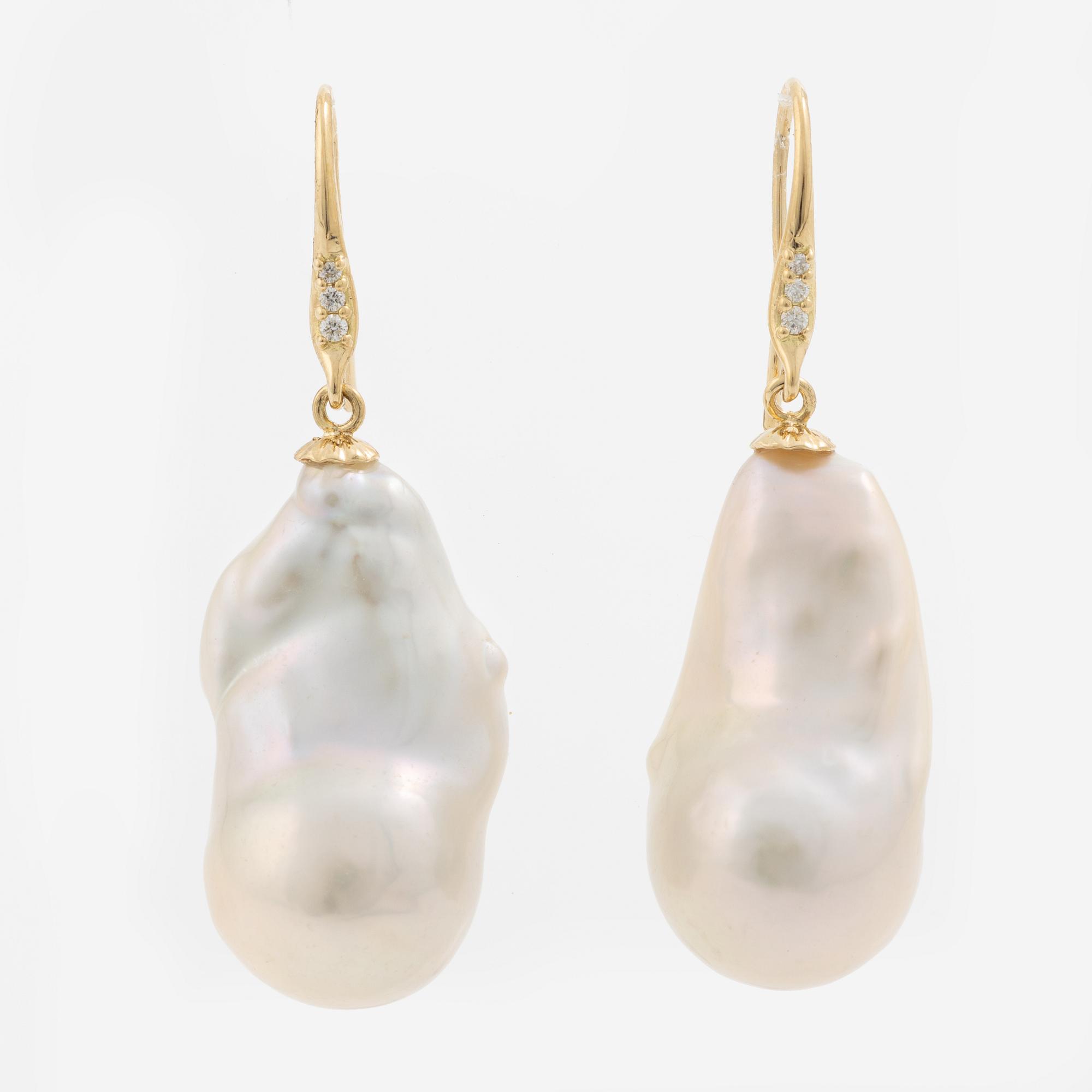 Örhängen 18K guld med odlade barocka sötvattenspärlor och briljantslipade diamanter.