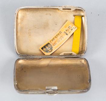 CIGARETTETUI, silver, Chester, England 1899-1900. Vikt ca 84 g.
