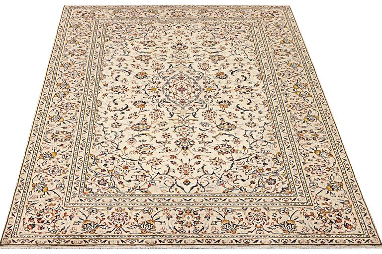 A Kashan carpet, a. 292 x 195 cm.