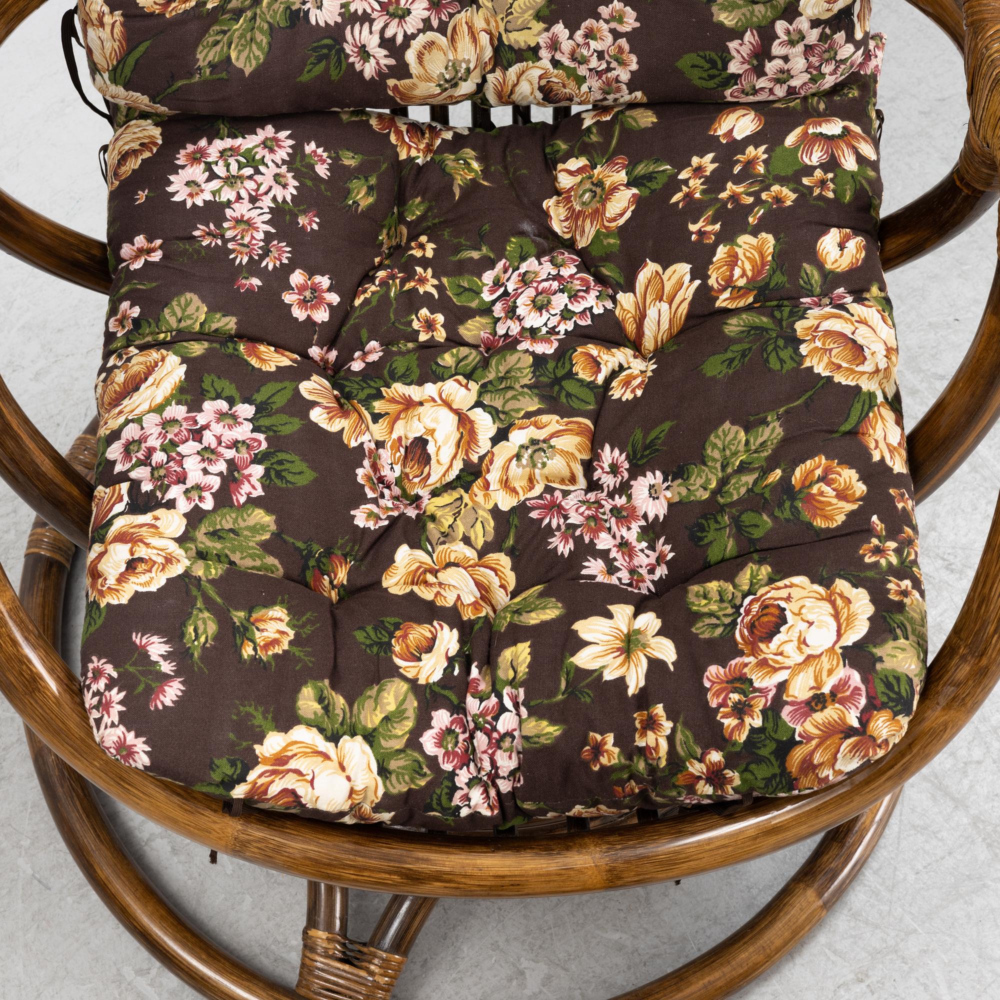 Fåtöljer med fotpallar, ett par, 1900-talets senare del.